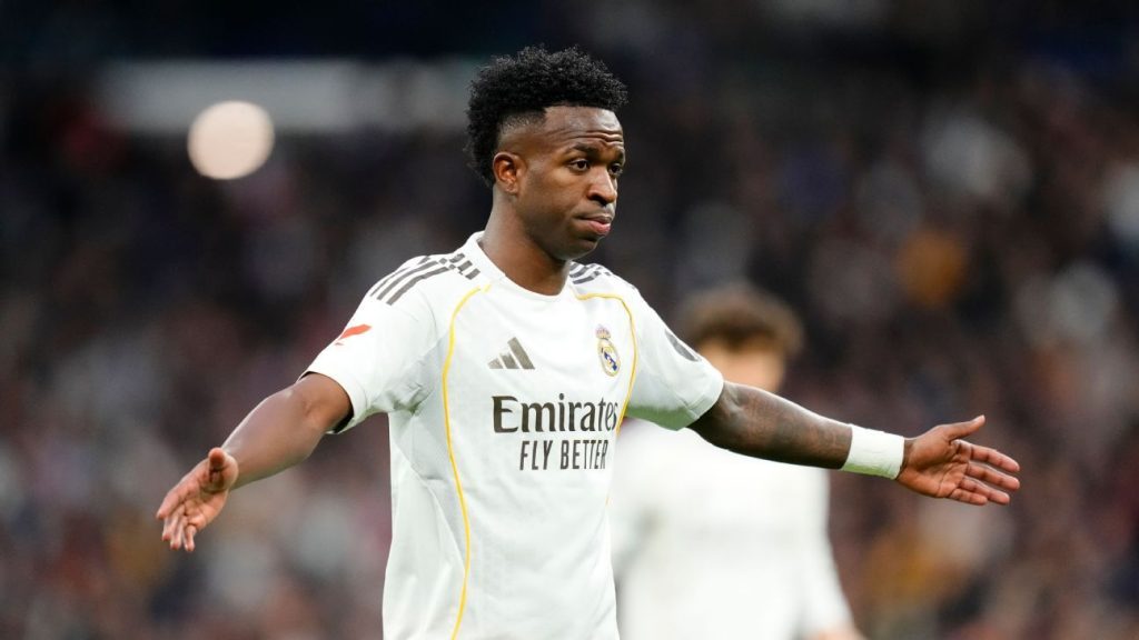 Arbeloa defiende a Vinicius Jr. de vaias e manda recado à torcida do Real Madrid: 'Nos dos Champions, espero que ninguém se esqueça'