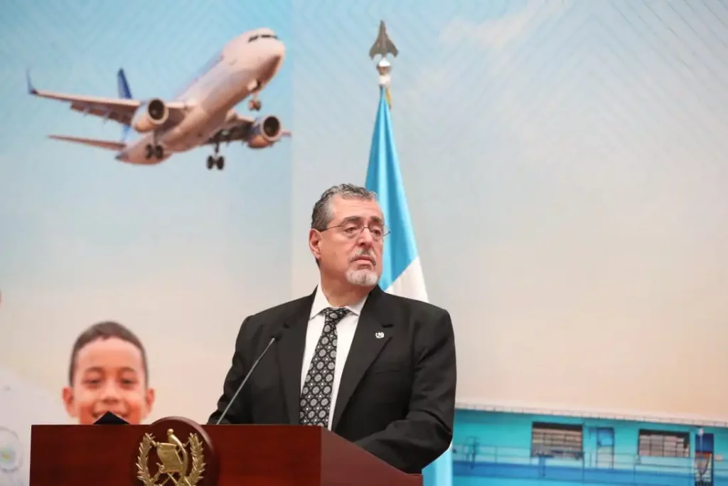 Arévalo confirma 23 pandilleros capturados en estado de sitio y el decomiso de armas y vehículos