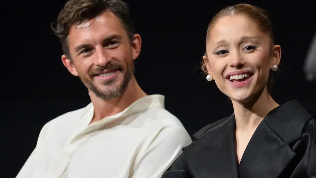 Ariana Grande vuelve a hacer pareja con Jonathan Bailey al debutar con un musical en el West End de Londres