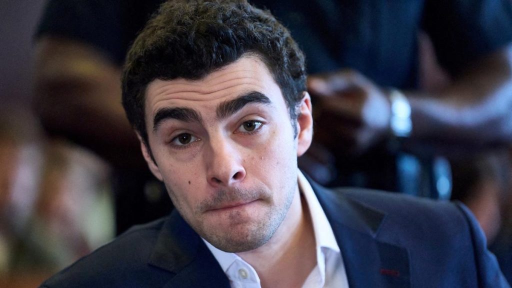 Arrestan a un hombre que se hizo pasar por un agente del FBI para liberar a Luigi Mangione Arrestan a un hombre que se hizo pasar por un agente del FBI para liberar a Luigi Mangione