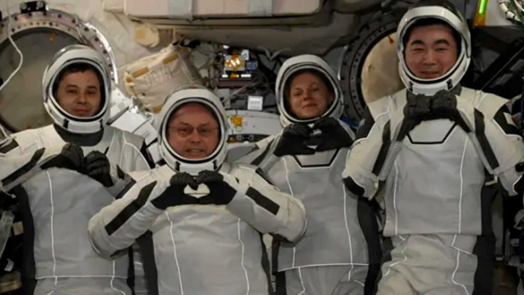 Astronautas de la EEI amerizan en la Tierra tras ser evacuados debido a un "grave" problema médico