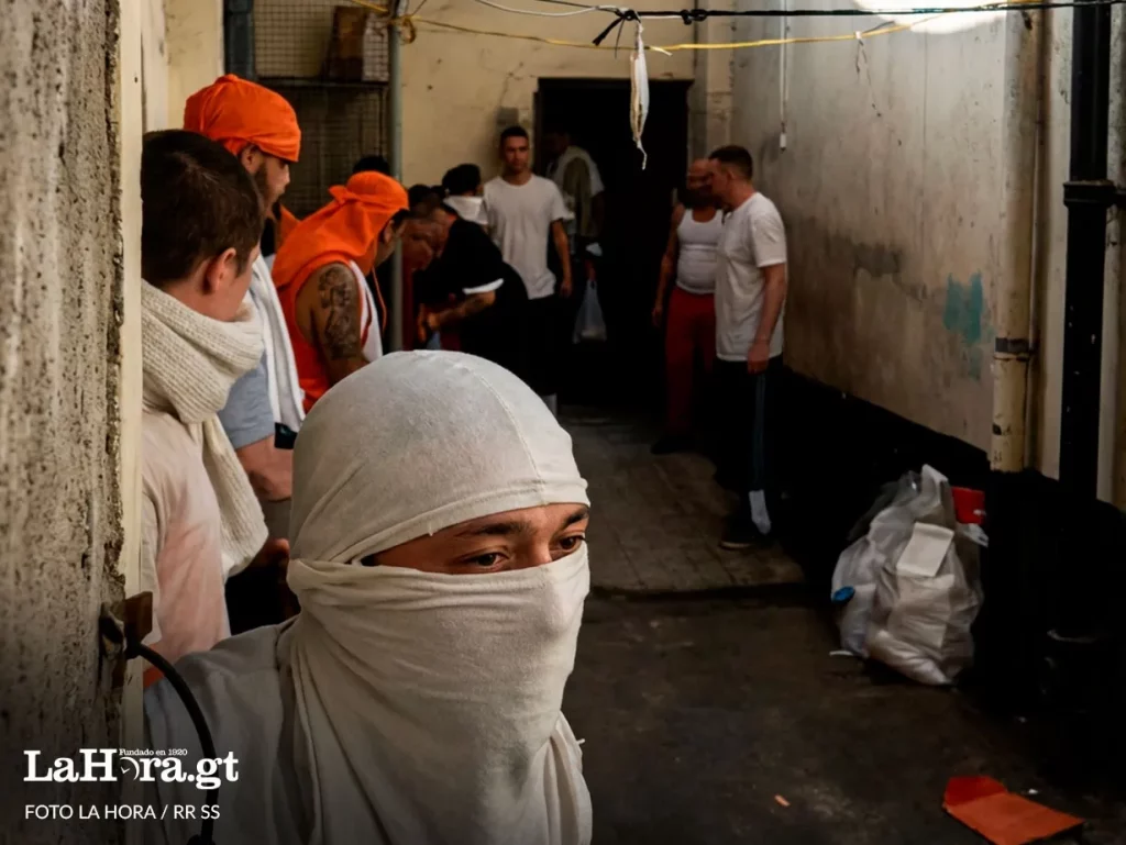 Barrio 18 mantiene motín y retiene a más de 40 personas en tres cárceles del país