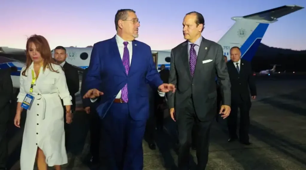 Bernardo Arévalo participa en foro económico regional con siete mandatarios más en Panamá