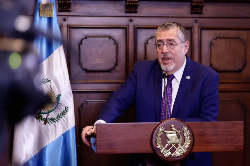 Bernardo Arévalo saluda a Nasry Asfura tras su investidura como presidente de Honduras