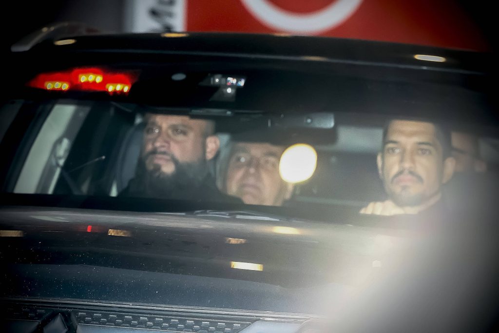 Bolsonaro tem alta, deixa hospital y volta à prisão na PF - 01/01/2026 - Política