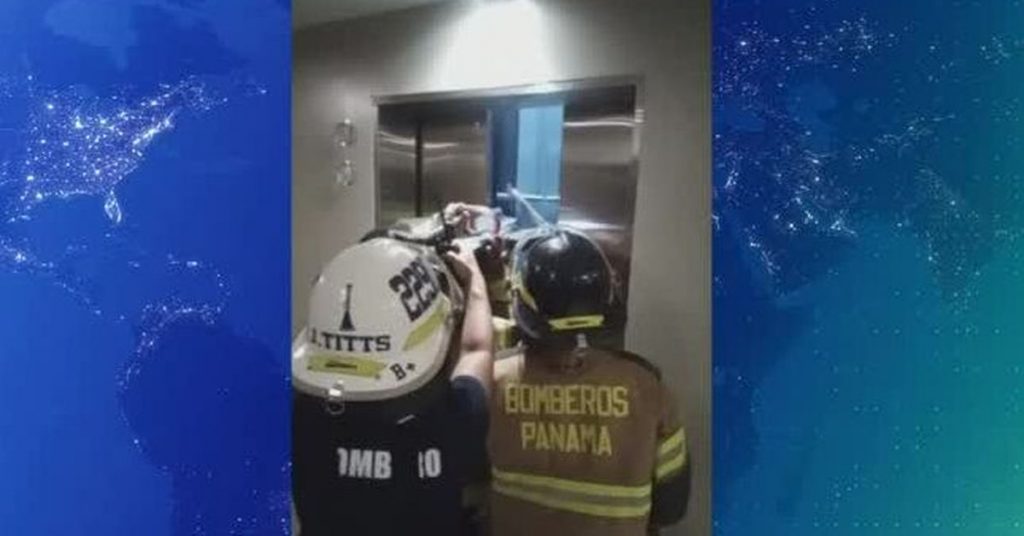 Bomberos rescatan a mujer y niño atrapados en elevador en Costa del Este - Nacionales