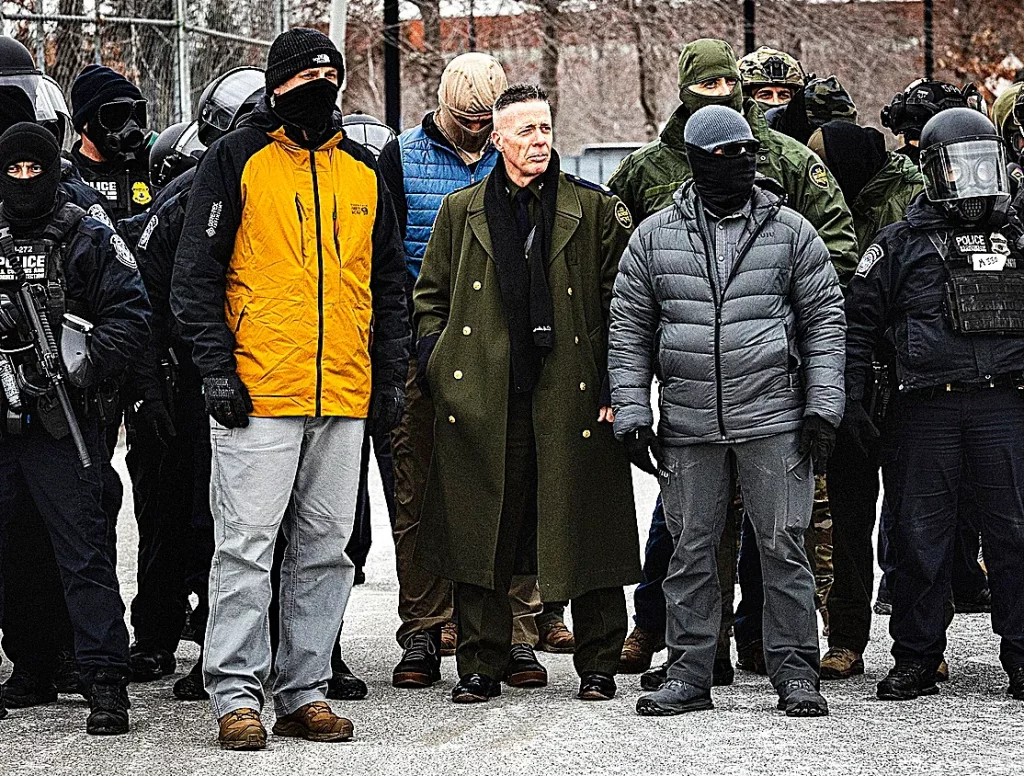 Bovino: el abrigo como símbolo de autoritarismo