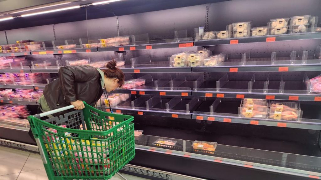 Cabreo por el coste de la vida por Mariano Guindal