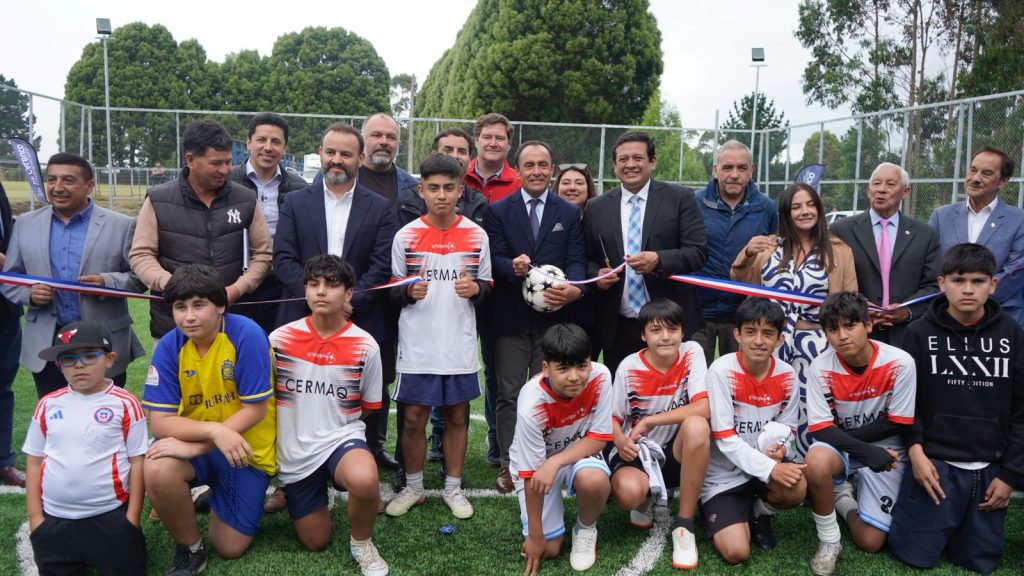 Calbuco inaugura moderna cancha de futbolito en Isla Puluqui