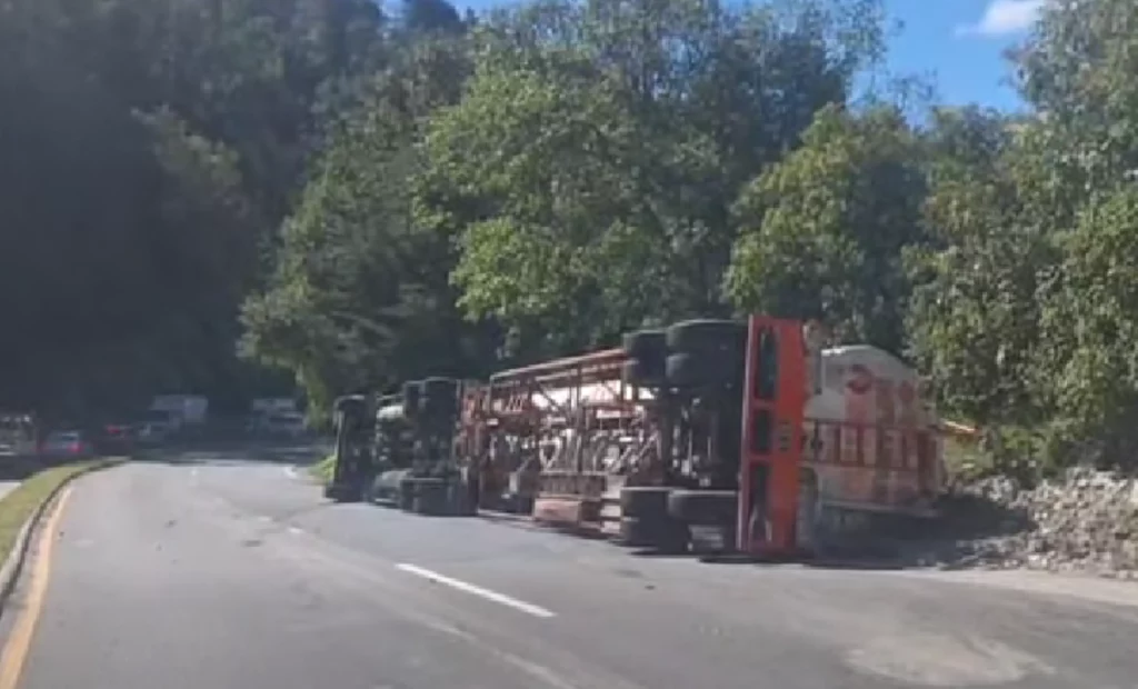 Camión cisterna que transportaba combustible queda volcado en la ruta Interamericana