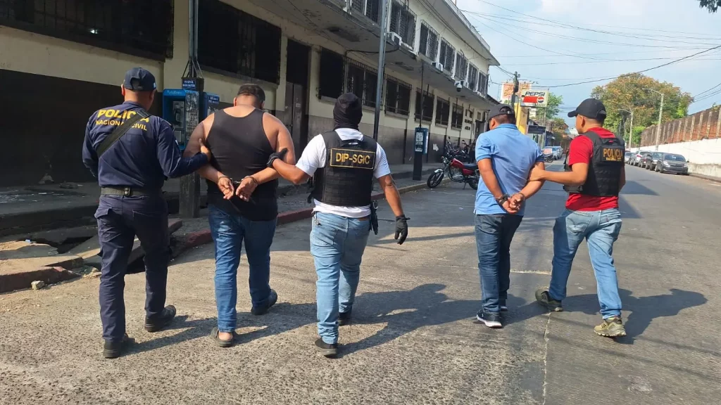 Capturan a nicaragüense con uniformes de la PNC y placas oficiales en Santa Lucía Cotzumalguapa. Capturan a nicaragüense con uniformes de la PNC y placas oficiales en Santa Lucía Cotzumalguapa.