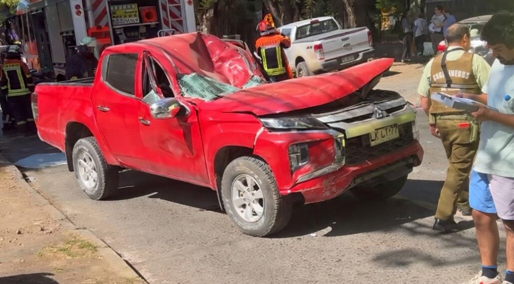 Choque de camioneta con furgón y árbol deja una persona grave en Los Ángeles