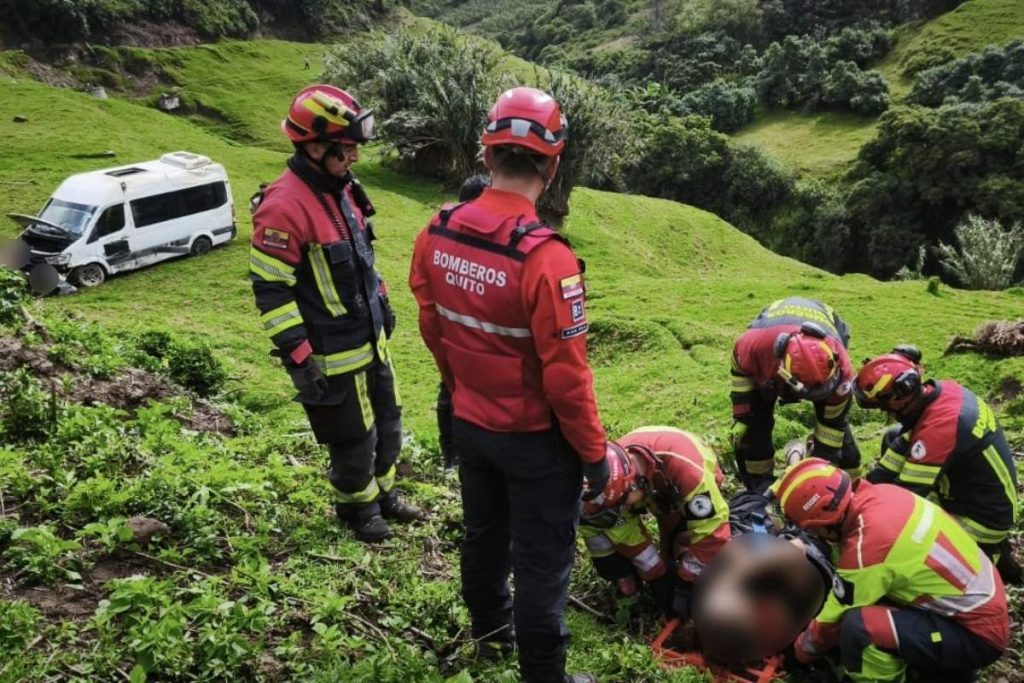 Choques en Quito este domingo: furgoneta cayó a una quebrada; un carro, de un puente y una ambulancia se volcó Choques en Quito este domingo: furgoneta cayó a una quebrada; un carro, de un puente y una ambulancia se volcó