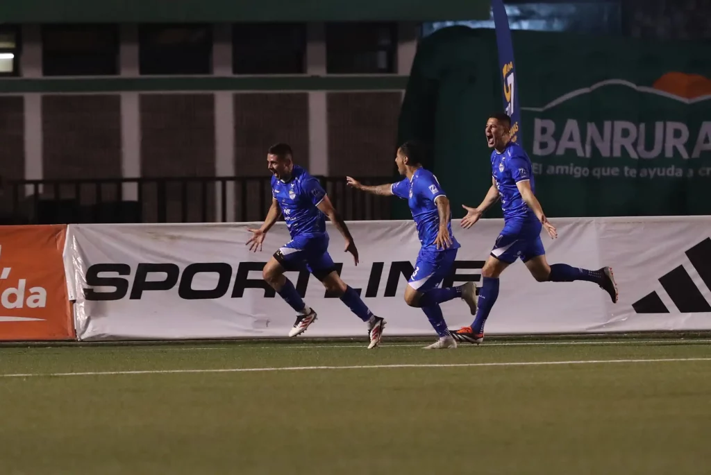 Cobán Imperial vence 3-2 a Comunicaciones en su visita al estadio Cementos Progreso