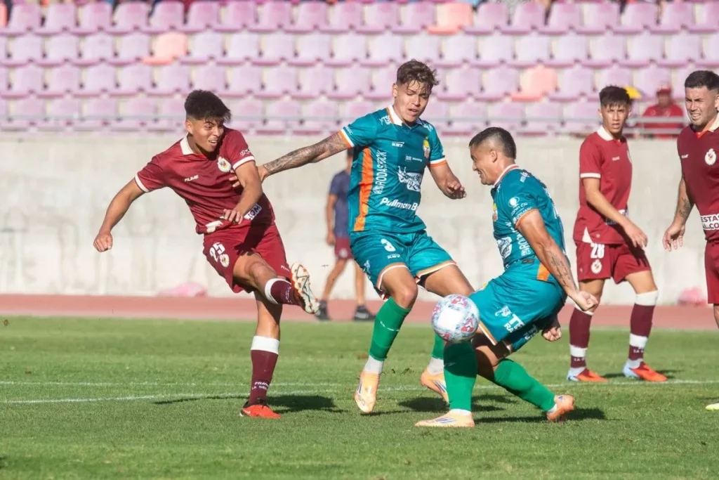 Cobresal derrota a Club Deportes La Serena en La Portada