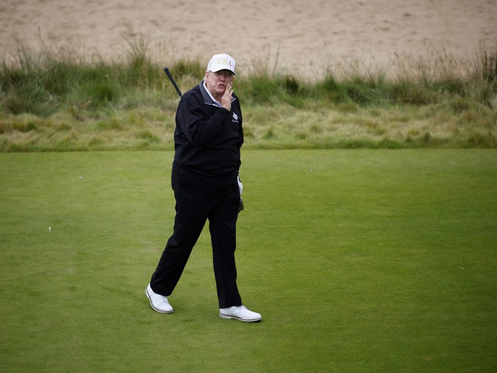 Cómo es el emblemático "campo de golf del presidente" que Donald Trump quiere renovar
