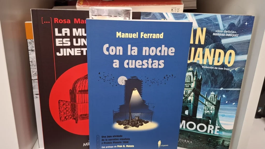 Con la noche a cuestas de Manuel Ferrand (El Paseo, 2025)