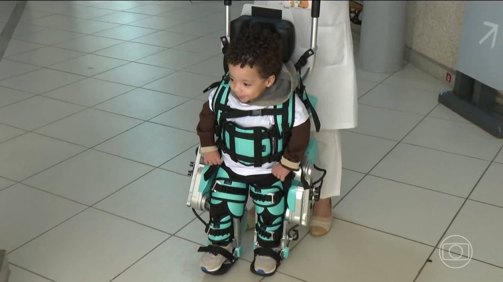 Conheça o paciente mais joven a vestir exoesqueleto, 'armadura' que ayuda a andar