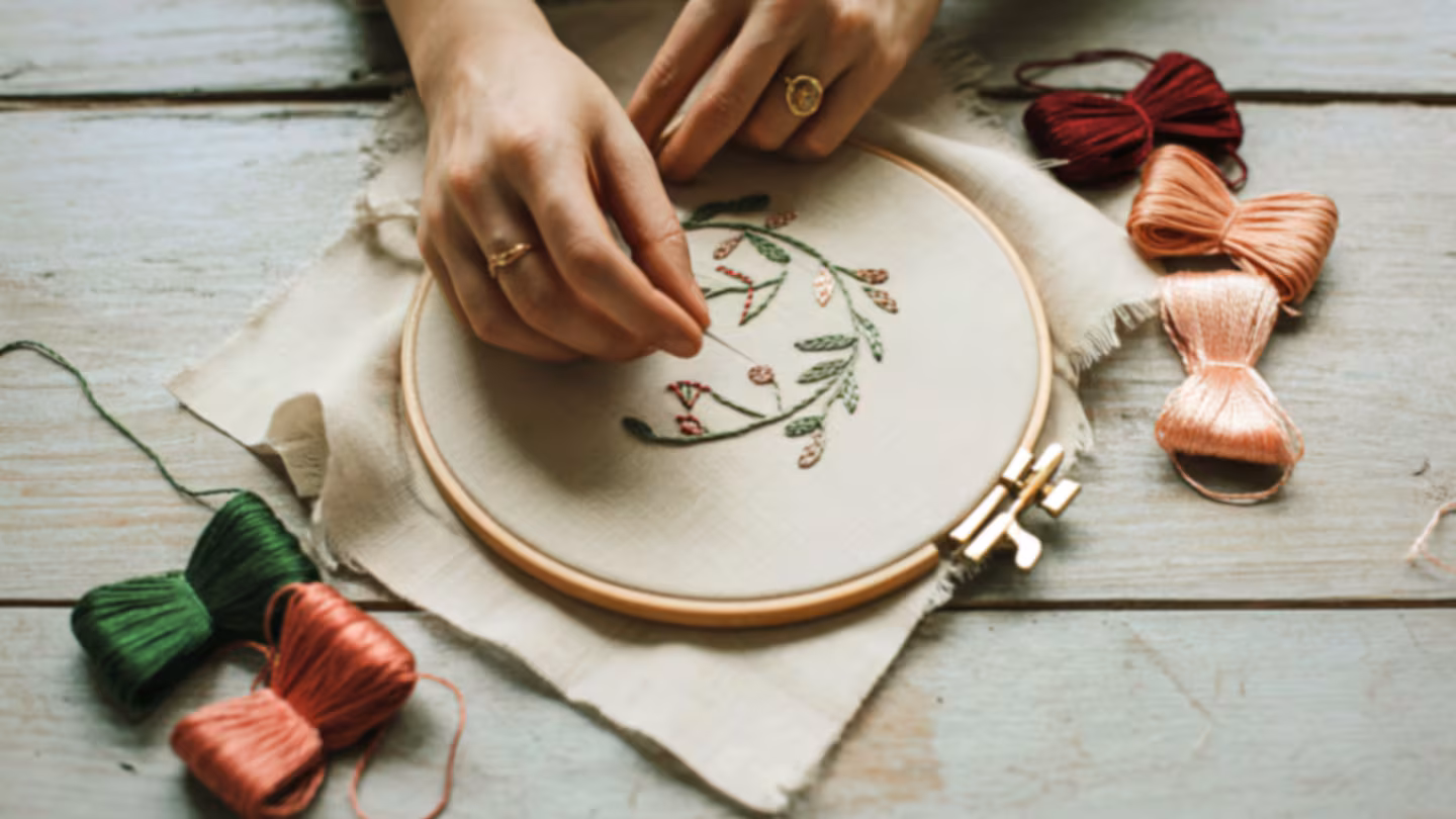 Coser y bordar: por qué estas prácticas tradicionales son aliadas para la memoria Coser y bordar: por qué estas prácticas tradicionales son aliadas para la memoria