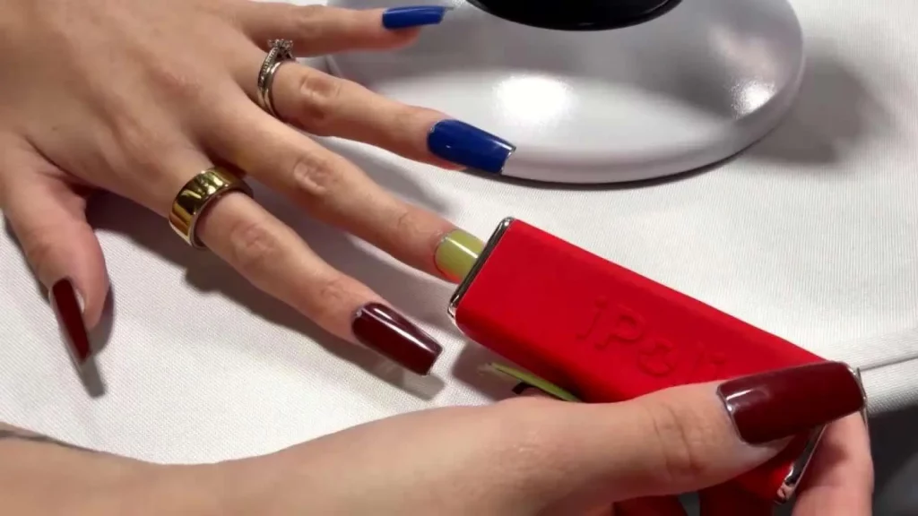 Crea una tecnología que cambia el color de tus uñas en segundos sin esmaltes ni pinceles.