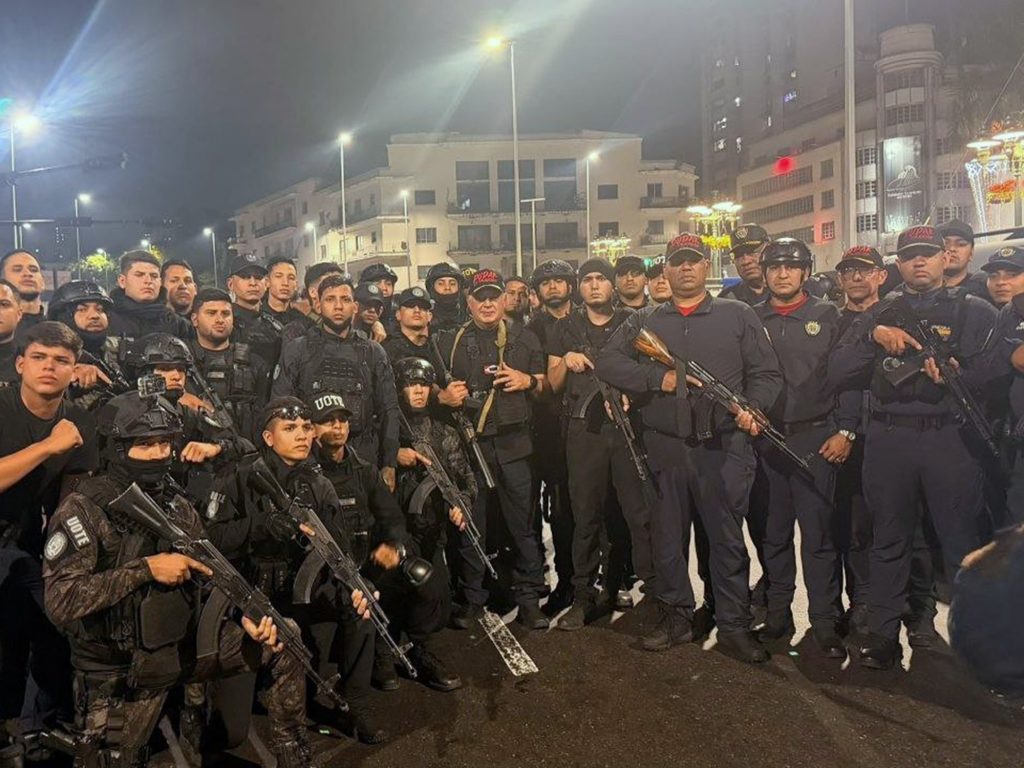 Crece el temor por la acción de las milicias chavistas que recorren las calles con armas largas.