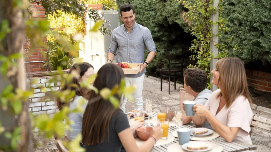 Cuánto salen los juegos de mesas y sillas de jardín en el verano 2026: precios y modelos