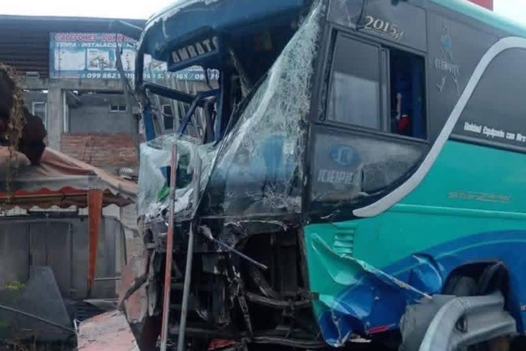 Cuatro fallecidos en choque de autobuses en Ambato este jueves 15 de enero de 2026