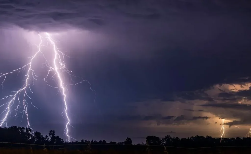 DMC emite aviso meteorológico por probables tormentas eléctricas para 9 regiones del país