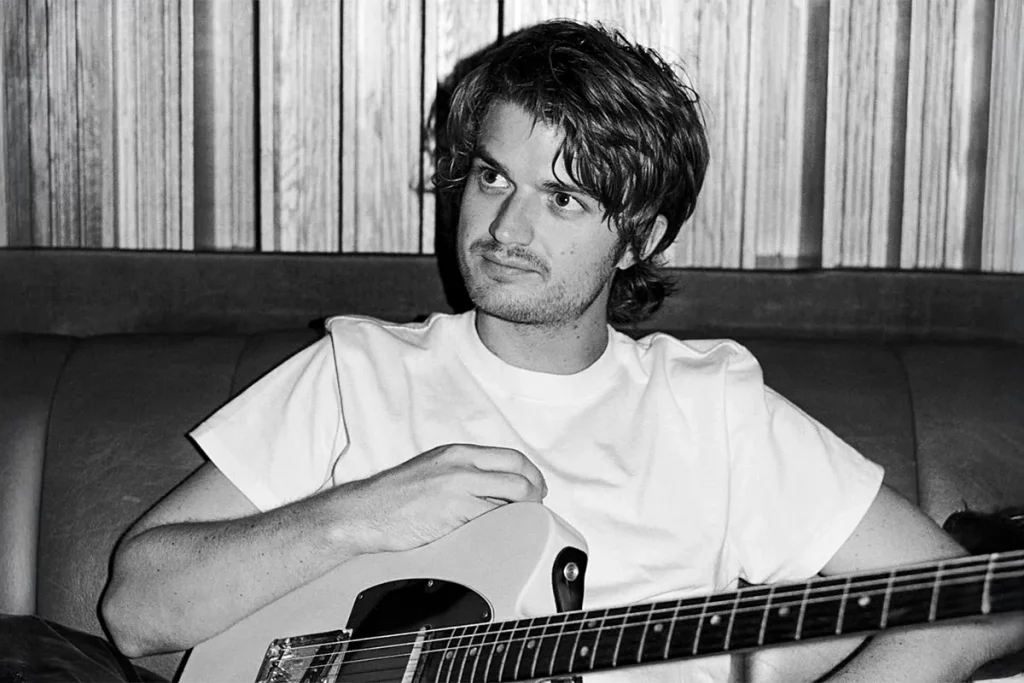 De héroe en Stranger Things a desbancar a Taylor Swift: el inesperado éxito musical de Joe Keery con una canción que supera los 2.000 millones de escuchas