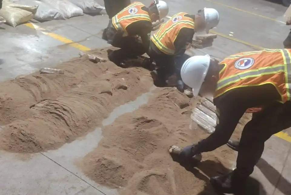 Decomisan más de 1 mil 500 paquetes de supuesta droga en Puerto Quetzal; continúa inspección de contenedores Decomisan más de 1 mil 500 paquetes de supuesta droga en Puerto Quetzal; continúa inspección de contenedores