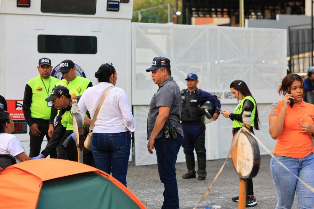 Denunciaron seguimiento y fotografías a familiares de presos políticos en Zona 7 de Boleita (VIDEO) Denunciaron seguimiento y fotografías a familiares de presos políticos en Zona 7 de Boleita (VIDEO)
