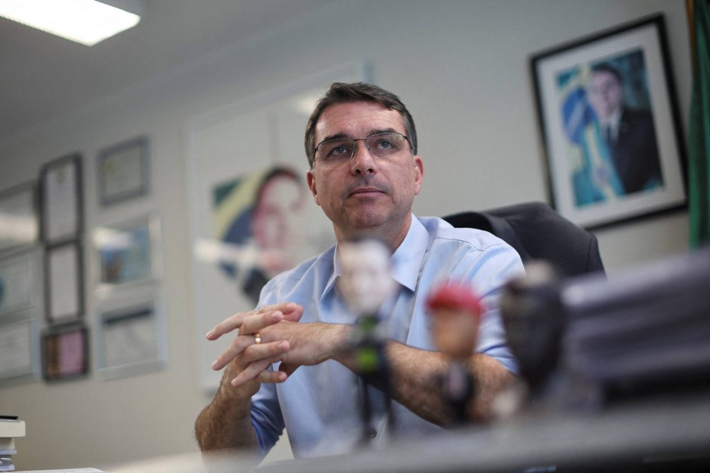 Deputada quer que PF apure postagem de Flávio contra Lula - 01/09/2026 - Painel