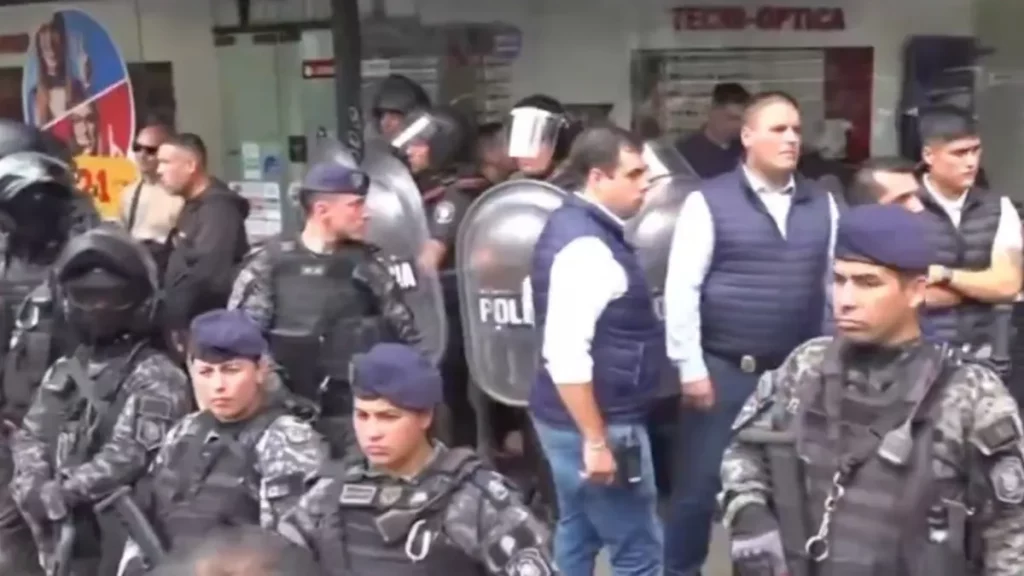 Detuvieron a un hombre por intentar agredir a Javier Milei después de ensayar para su show con Fátima Florez.