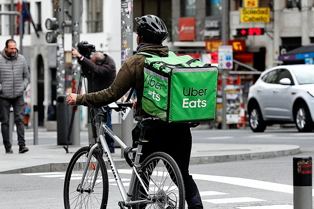 Díaz termina con los autónomos en el 'delivery', pero el foco pasa a las sanciones ya las condiciones laborales de las flotas