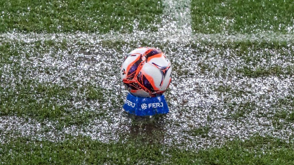 Dilúvio atinge Maracanã, inunda gramado e paralisa clássico entre Flamengo y Fluminense