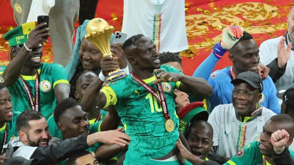 "Dios te haga tan feliz como tú nos haces a nosotros"