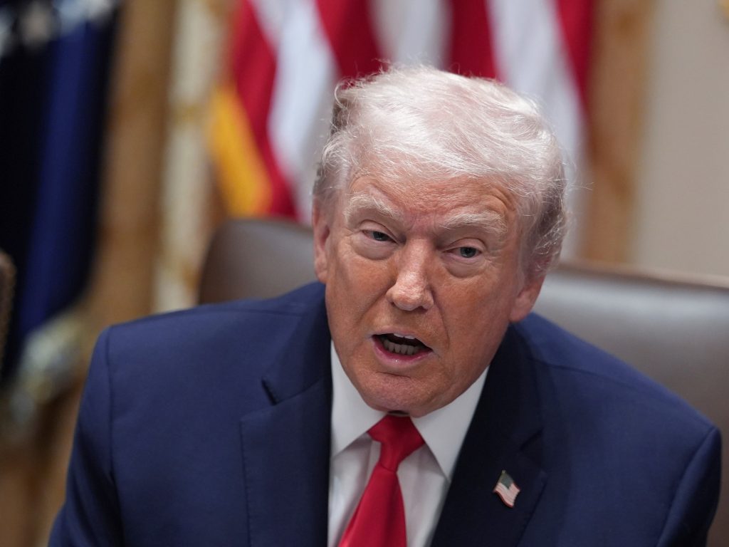 Donald Trump anunció que ordenó reabrir el espacio aéreo de Venezuela