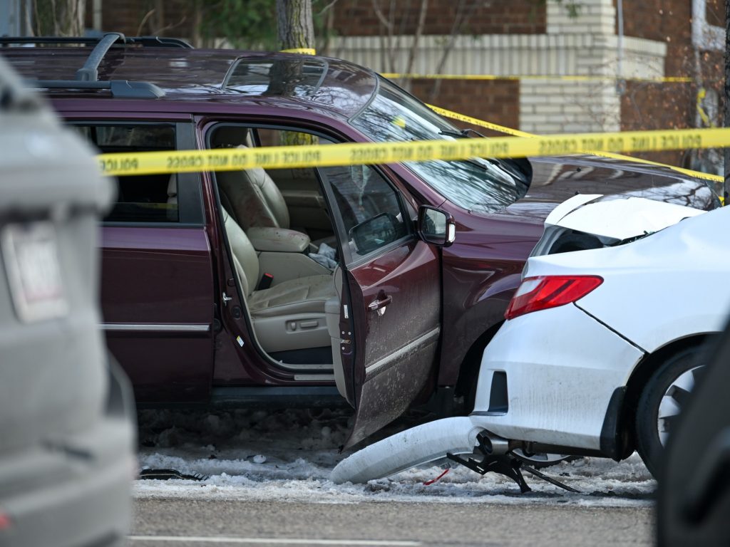 Donald Trump dijo que la mujer baleada en Minneapolis quiso atropellar al agente de migraciones y éste disparó para defenderse.