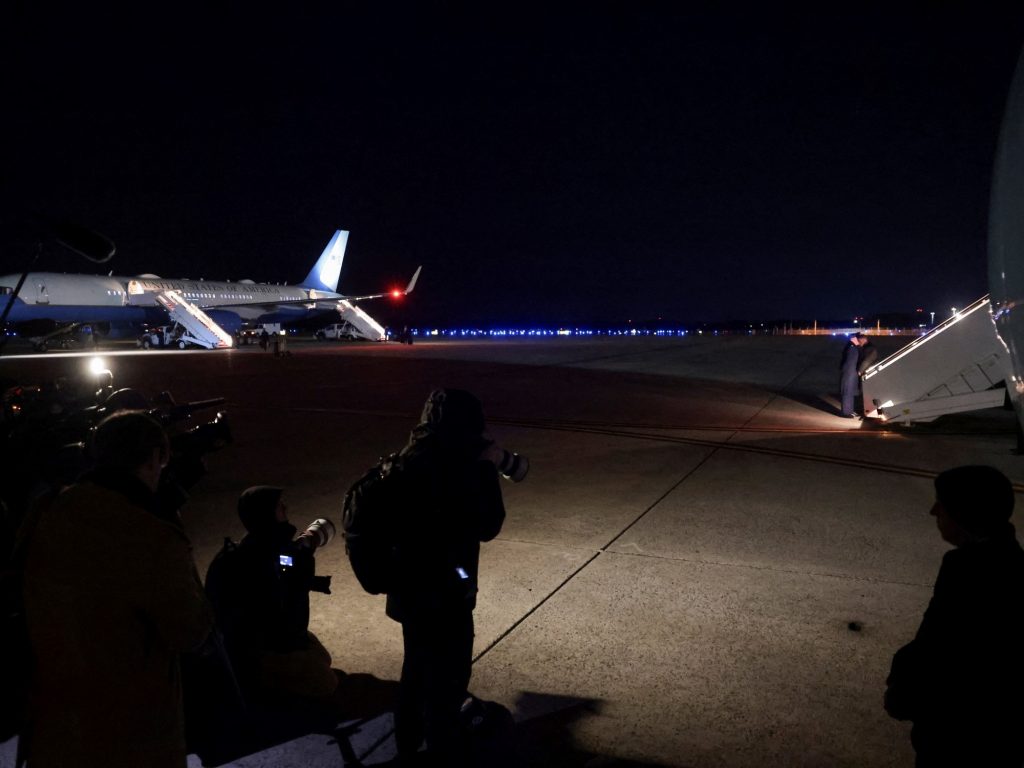 Donald Trump volaba a Davos, pero debió regresar de urgencia por un desperfecto en el avión