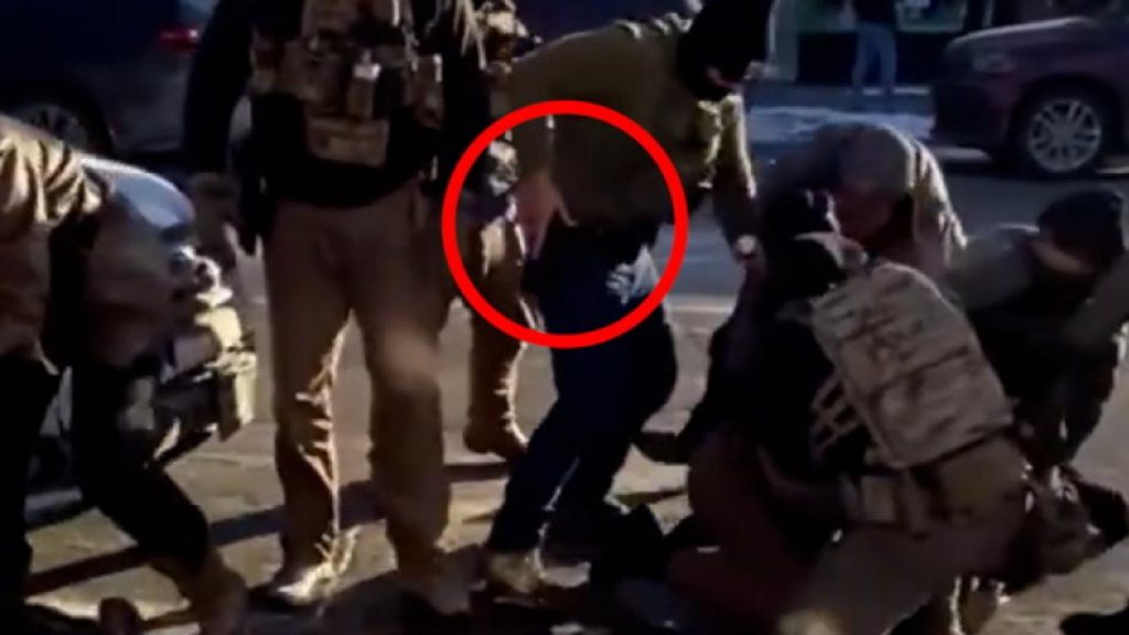 Dos agentes migratorios dispararon sus armas durante el tiroteo en el que asesinaron a Alex Pretti. Dos agentes migratorios dispararon sus armas durante el tiroteo en el que asesinaron a Alex Pretti.