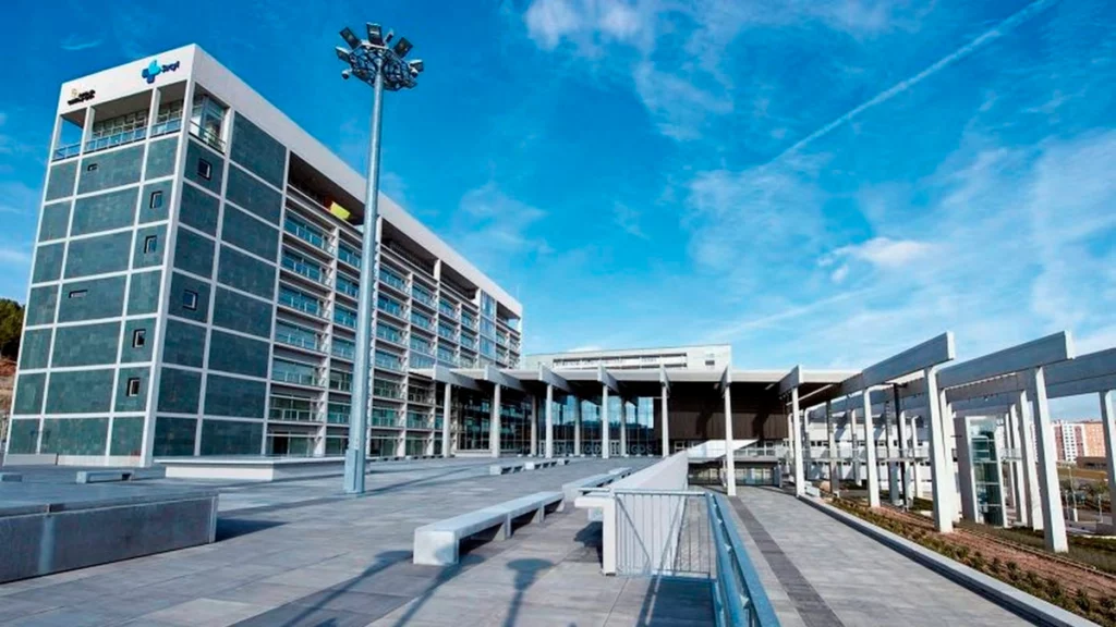 Dos pacientes fallan luego de recibir seis veces la dosis recomendada de un medicamento.