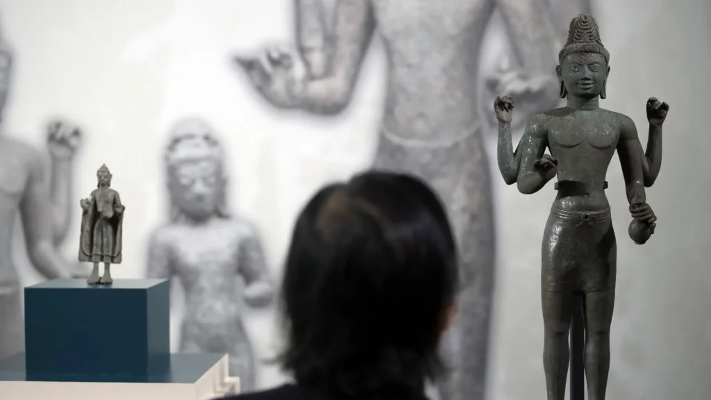 EE UU devuelve escultura cuatros de bronce de 1.200 años de antigüedad que fueron expoliadas de Tailandia en 1964 EE UU devuelve escultura cuatros de bronce de 1.200 años de antigüedad que fueron expoliadas de Tailandia en 1964