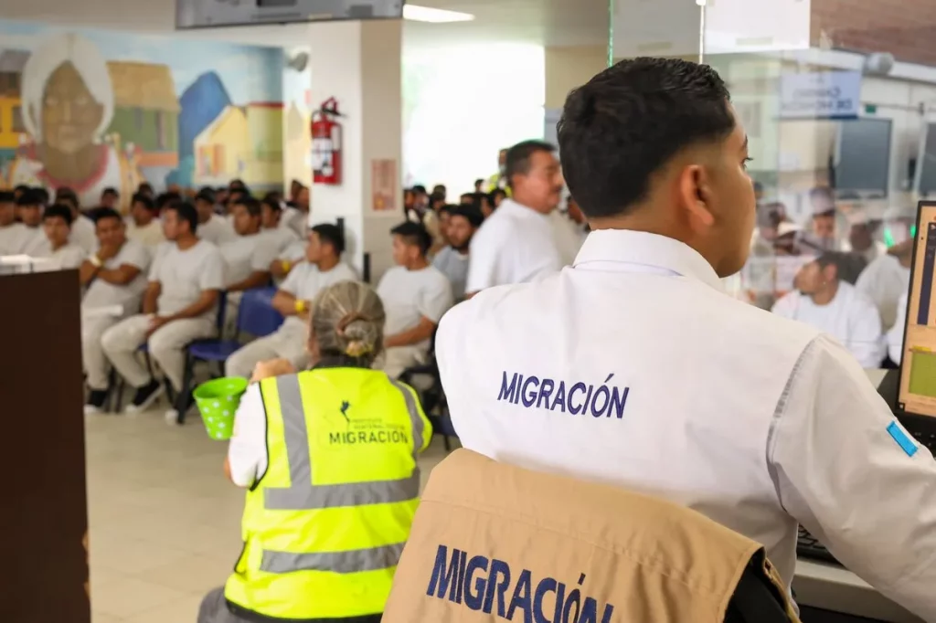 EE.UU. aumenta incentivo a US$ 2 mil 600 y vuelo gratis para los migrantes que se autodeportan EE.UU. aumenta incentivo a US$ 2 mil 600 y vuelo gratis para los migrantes que se autodeportan