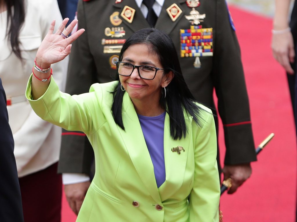 EE.UU. refuerza su respaldo a la líder chavista Delcy Rodríguez con el envío del jefe de la CIA a Caracas