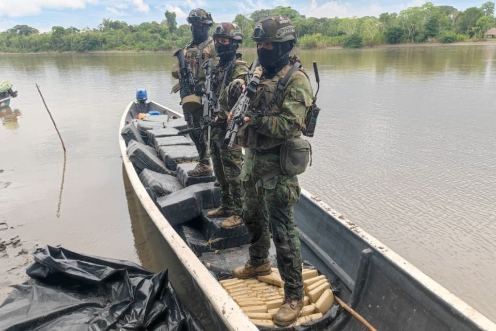 Ejército de Ecuador ataca al narcotráfico con 2,2 toneladas de droga Ejército de Ecuador ataca al narcotráfico con 2,2 toneladas de droga