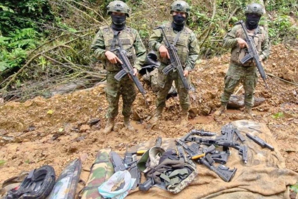 Ejército ecuatoriano localiza armas, municiones y explosivos en paso ilegal de la frontera sur