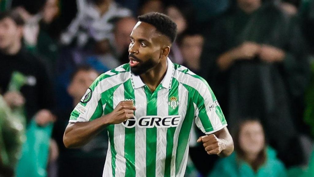 El Betis sigue negociando el fichaje de un delantero