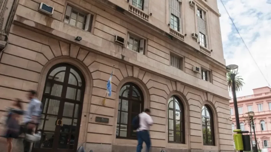 El DNU de la SIDE ingresó al Senado con la bicameral paralizada y la oposición lista para volcar votos