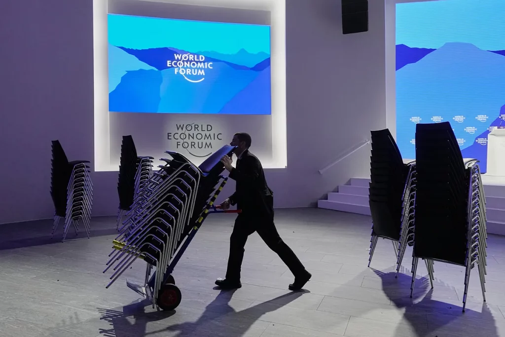 El Foro de Davos concluye en busca de 'Plan B': desde la 'tercera vía' ante Trump y China al 'revival' de los viejos oficios para la IA