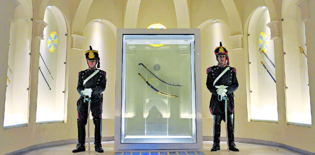 El Gobierno le quita el sable corvo de San Martín al Museo Histórico Nacional y con una “teatralización” se lo entrega al Regimiento de Granaderos El Gobierno le quita el sable corvo de San Martín al Museo Histórico Nacional y con una "teatralización" se lo entrega al Regimiento de Granaderos